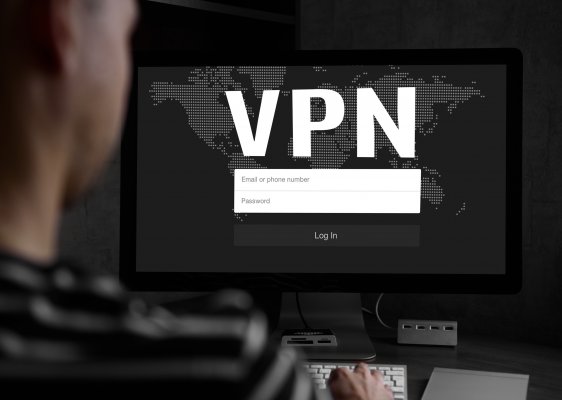 free paid vpn software services man in front of computer logging into vpn account